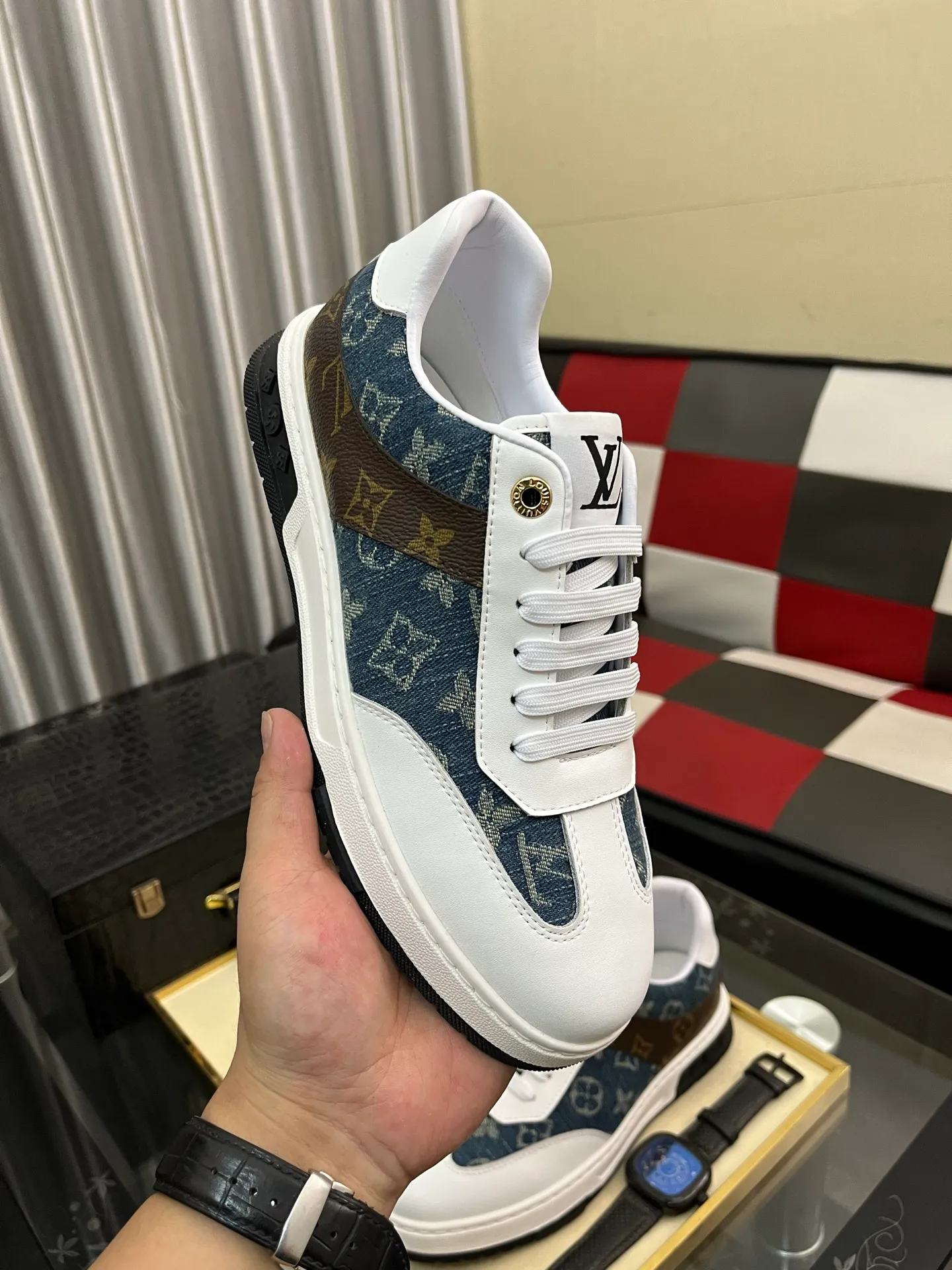 Men's shoes 💰400⌚️⌚️《Louis vuitton/LV Louis Vuitton》original quality.~ Unique modern style sneakers. 🏃A must-have casual shoe for trendy men😍😍 Original brand imported from Italy, imported original leather, cowhide lining (refuses to discolor and grind feet) sole: original sole provided by the original factory, French lazy style design ⚠️Fit to the feet, original quality, super comfortable original sole. Code number: 38-442️⃣Colors available